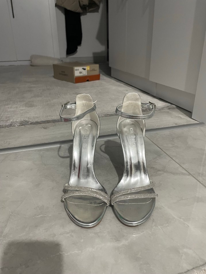 Gri Metal Tokalı İnce Topuklu Abiye Ayakkabı - Görsel 5