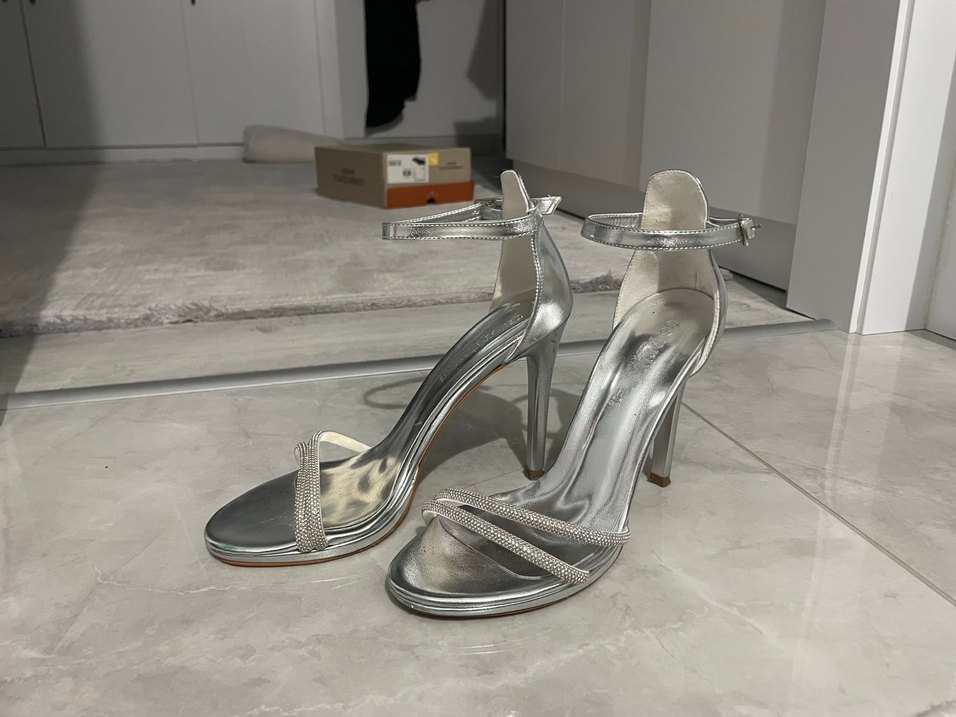 Gri Metal Tokalı İnce Topuklu Abiye Ayakkabı - Görsel 3