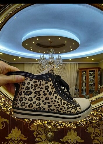 Diğer Leoparlı converse modelli yağmur botu 37 numara 0 dır 