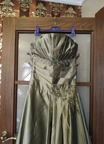 Yeşil saten straplez  işlemeli kuyruklu 38 beden kuyruklu tuvale - Görsel 9