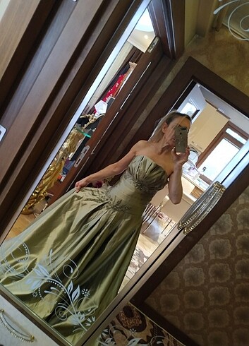 Yeşil saten straplez  işlemeli kuyruklu 38 beden kuyruklu tuvale - Görsel 4