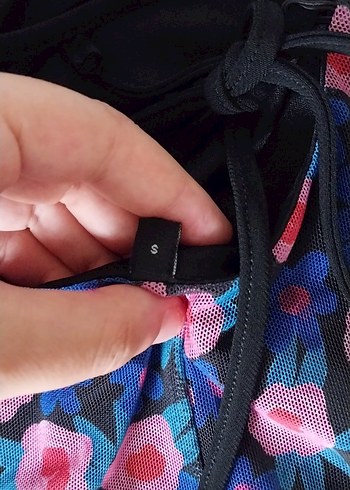 çicekli sırt dekolteli elbise - Görsel 5