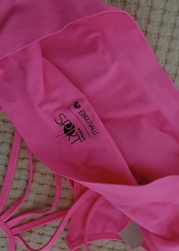 Pembe sporcu atleti - Görsel 3