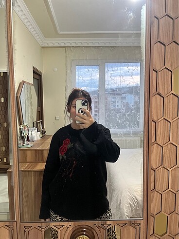 Deseni el işlemeli kazak