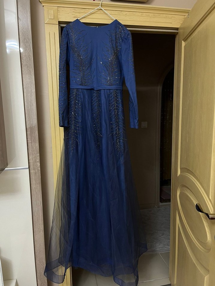 Uzun Kollu Mavi İşlemeli Uzun Abiye - Görsel 2