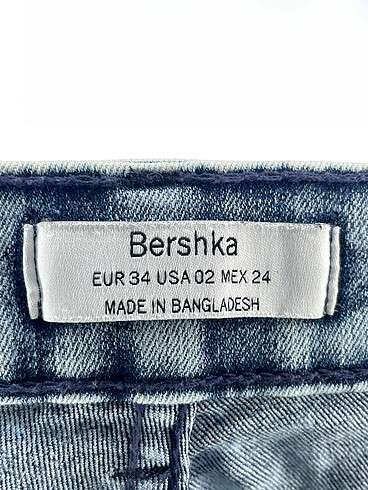 34 Beden çeşitli Renk Bershka Mini Şort %70 İndirimli.