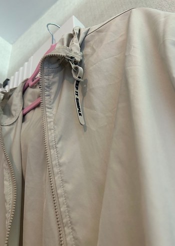 Bej Yüksek Yakalı Fermuarlı Kadın yağmurluk - Görsel 3