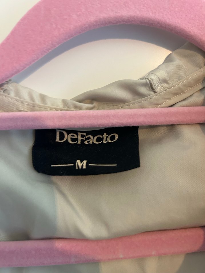 Bej Yüksek Yakalı Fermuarlı Kadın yağmurluk - Görsel 2