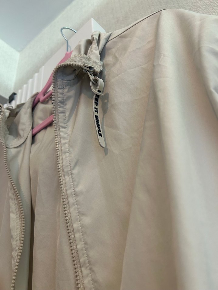 Bej Yüksek Yakalı Fermuarlı Kadın yağmurluk - Görsel 3