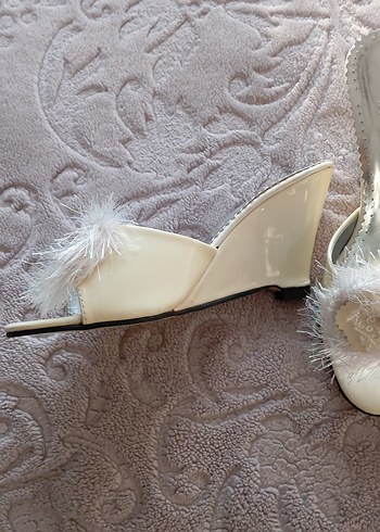 Beyaz Kürklü Nakışlı  Topuklu Kadın Terlik - Görsel 2