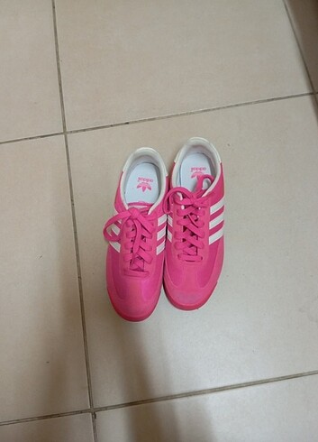 Pembe Adidas spor ayakkabı