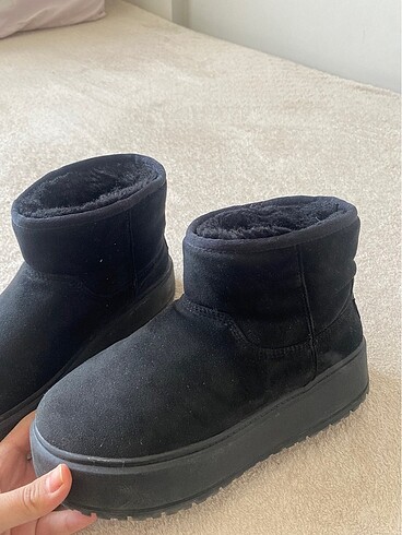 BERSHKA UGG