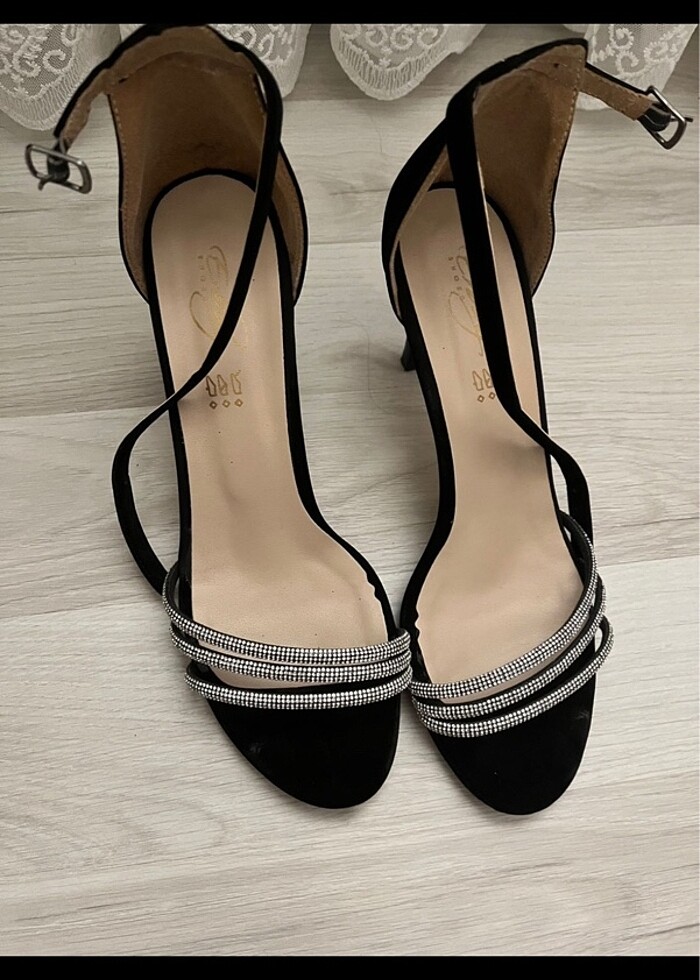 Sivri topuklu ayakkabı - Görsel 2