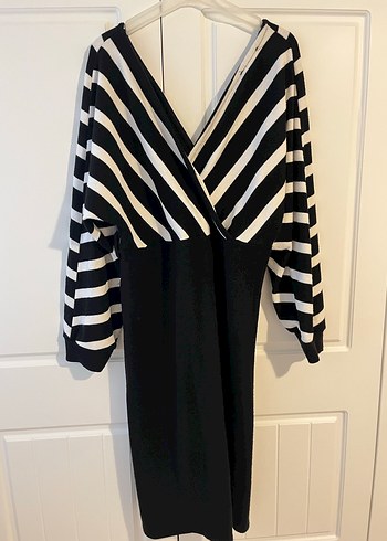 V Yaka Çizgili Drapeli Uzun Triko Elbise - Görsel 2