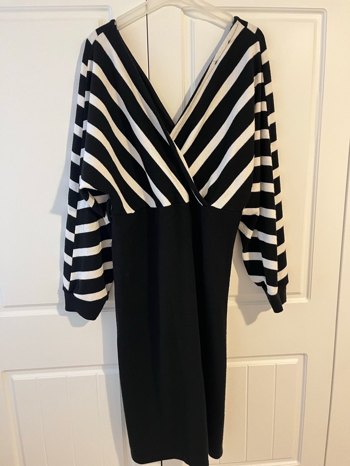 V Yaka Çizgili Drapeli Uzun Triko Elbise - Görsel 2