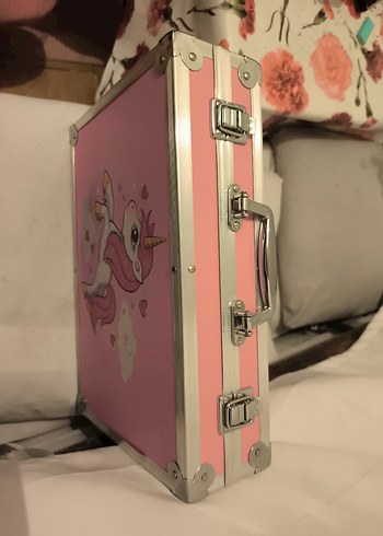 Pembe Unicorn Desenli Resim dosyası okul öncesi için uygun