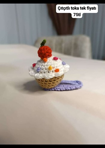 Renkli Nakışlı Örgü Cupcake Saç Tokası