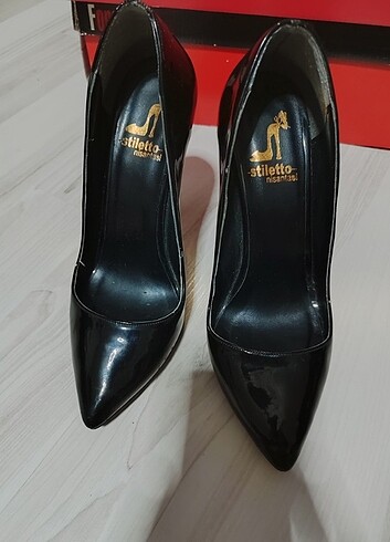 Parlak siyah stiletto