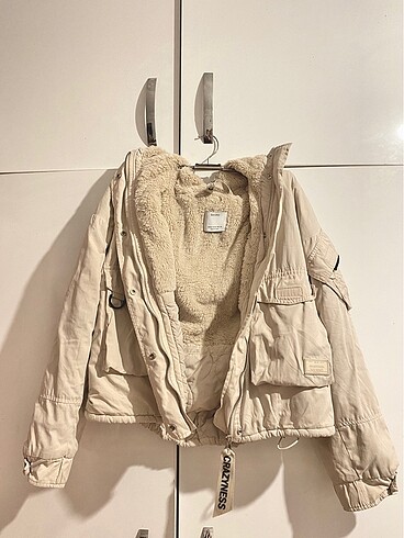 Bershka krem mont