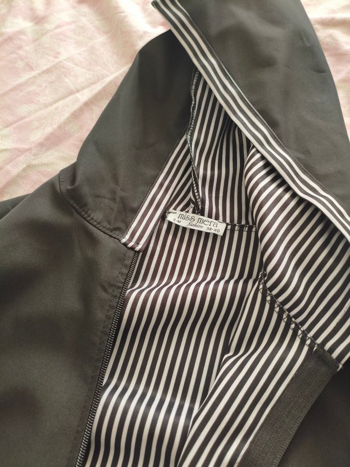 Fermuarlı Siyah Parlak Kadın Yağmurluk - Görsel 3