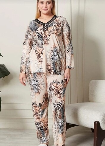 Leopar Desenli Yakası Dantelli Ve Düğmeli Büyük Beden Pijama Tak