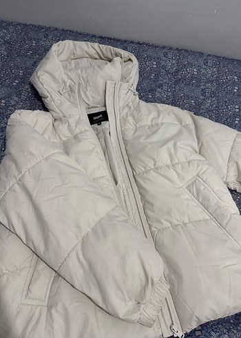 Kapüşonlu Kadın Mont