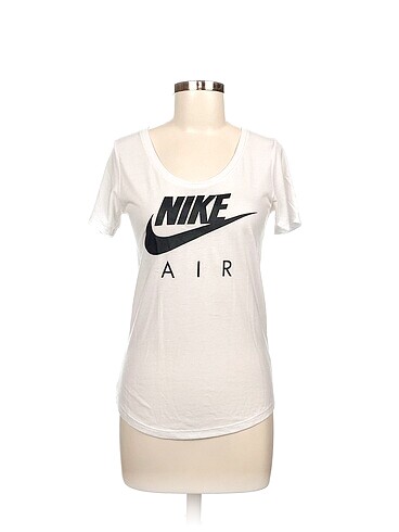 Nike T-shirt %70 İndirimli.