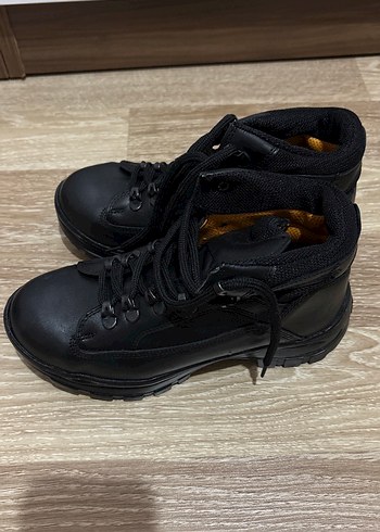 Siyah Deri Botlar Bağcıklı - Görsel 2