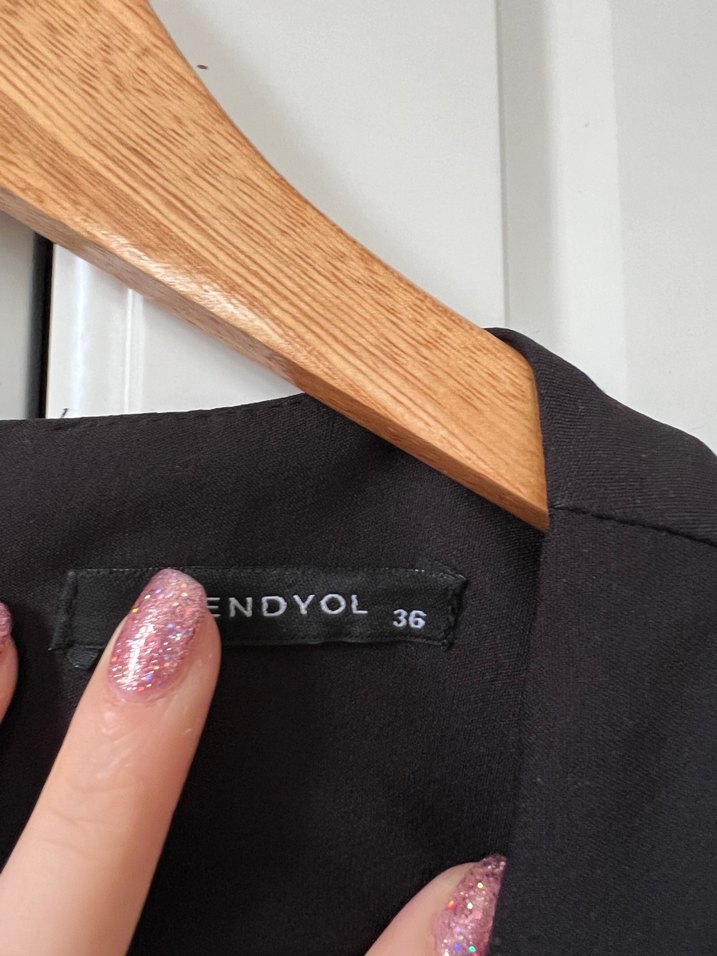 Siyah Volanlı Midi Elbise V Yakalı - Görsel 3