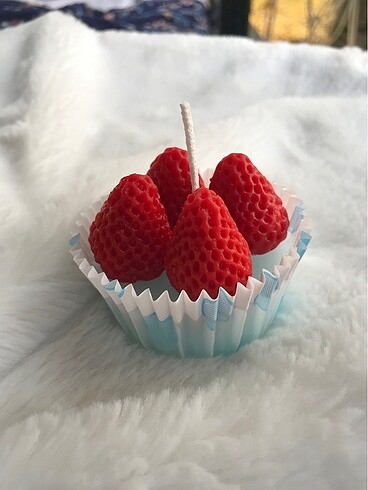 Çilekli cupcake mum