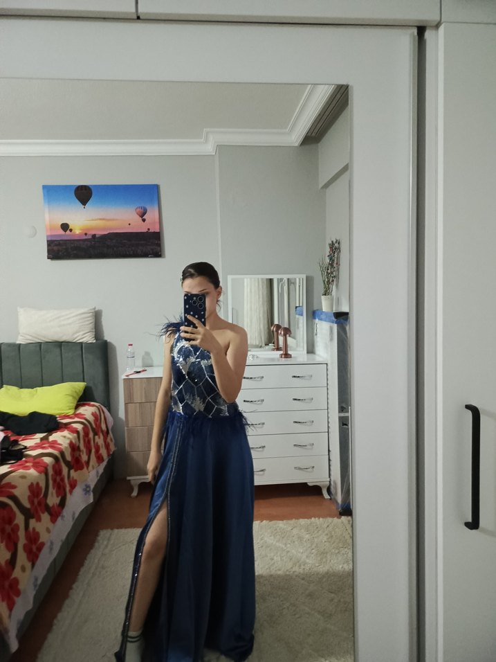 Mavi Parlak Kadın Uzun abiye Tüy Detaylı - Görsel 4