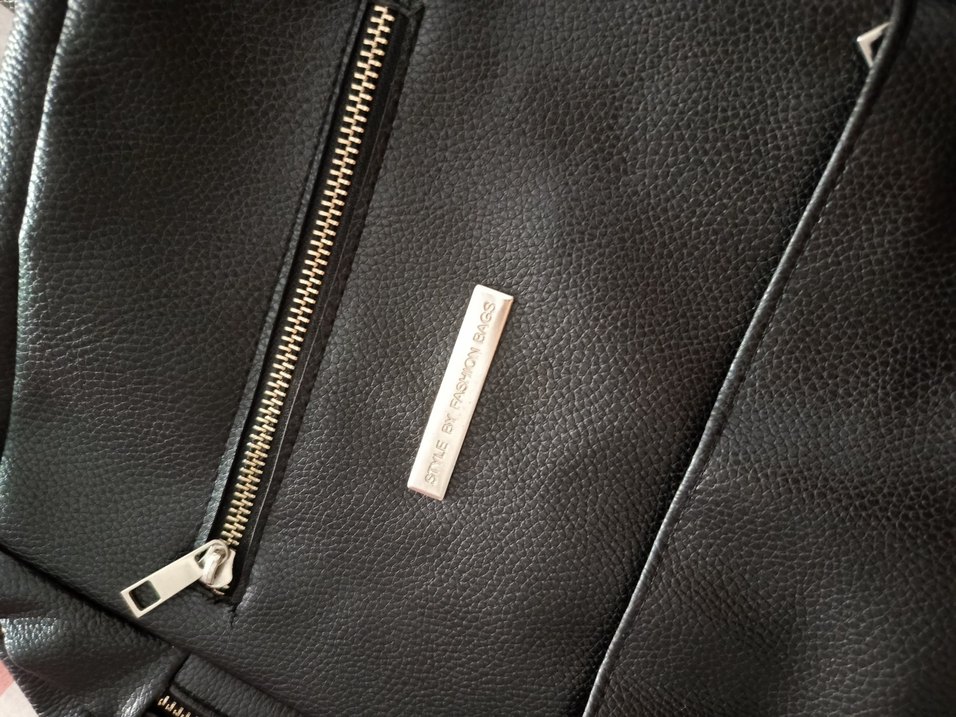 Siyah Deri Fermuarlı Kadın Sırt Çantası - Görsel 2