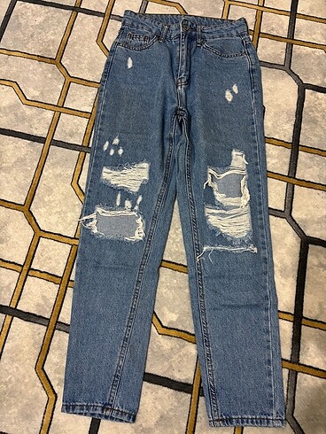 Yırtık jean pantolon