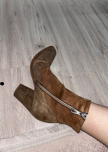 37 Beden Bej Süet Kadın Bot, Kemer Detaylı, Kalın Topuklu