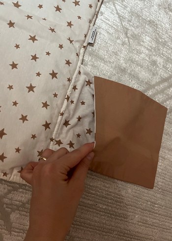 Kahverengi Fiyonk Detaylı Bebek Alt Açma Minderi - Görsel 3