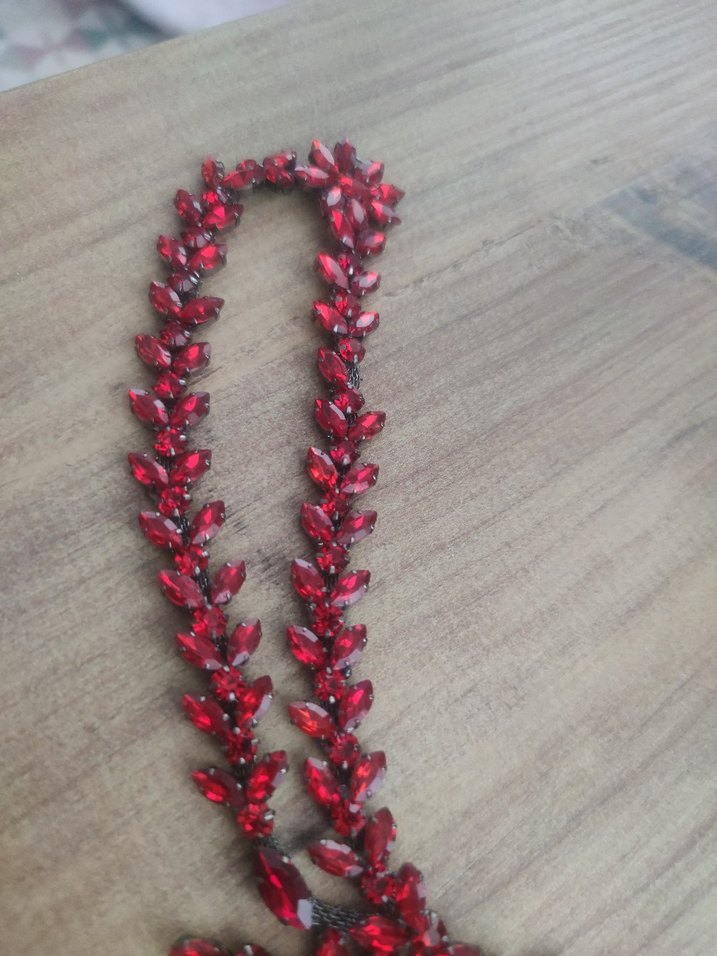 Kırmızı kadın kına aksesuarı alınlık bir yaprağı düşmüş - Görsel 2