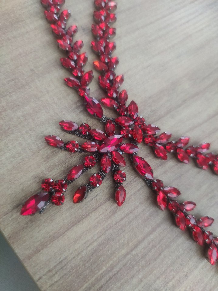 Kırmızı kadın kına aksesuarı alınlık bir yaprağı düşmüş - Görsel 3