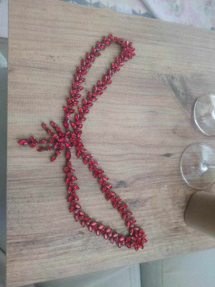 Kırmızı kadın kına aksesuarı alınlık bir yaprağı düşmüş - Görsel 4