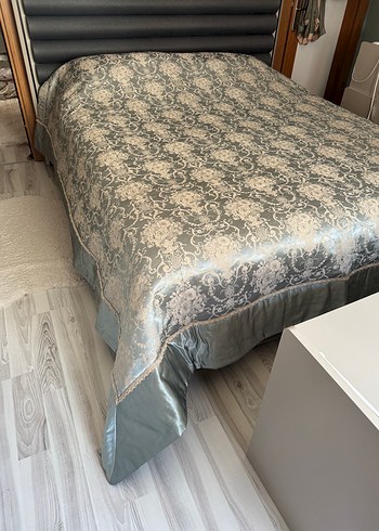 Gri İşlemeli Yatak Örtüsü - Görsel 4