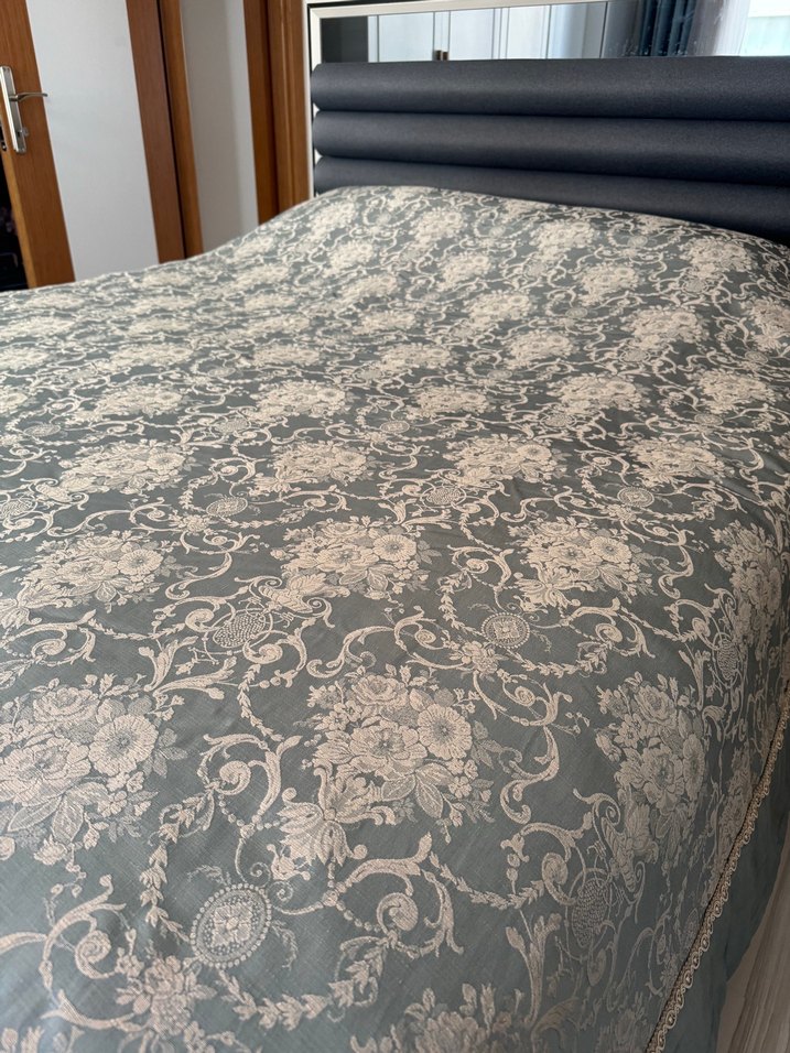 Gri İşlemeli Yatak Örtüsü - Görsel 3