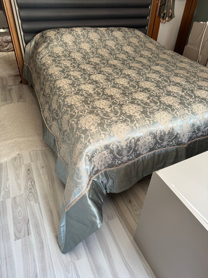 Gri İşlemeli Yatak Örtüsü - Görsel 4