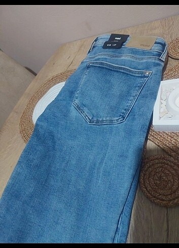 Mavi ada jeans etiketli