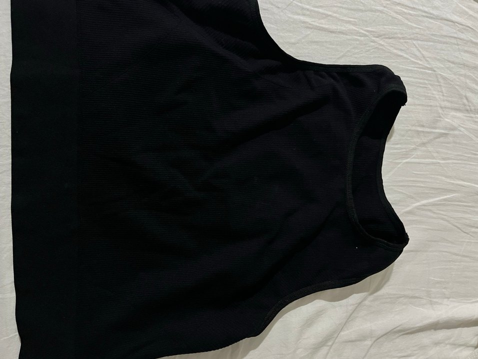 Siyah Yüksek Yakalı Kolsuz Crop Top - Görsel 3