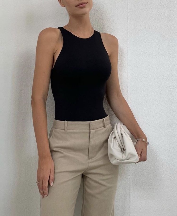 Siyah Yüksek Yakalı Kolsuz Crop Top - Görsel 2