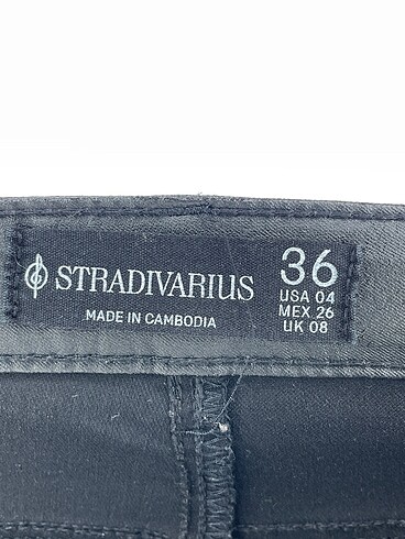 36 Beden siyah Renk Stradivarius Düz Kesim %70 İndirimli.