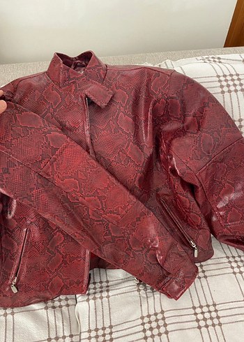 Yılan derisi kırmızı ceket - Görsel 2