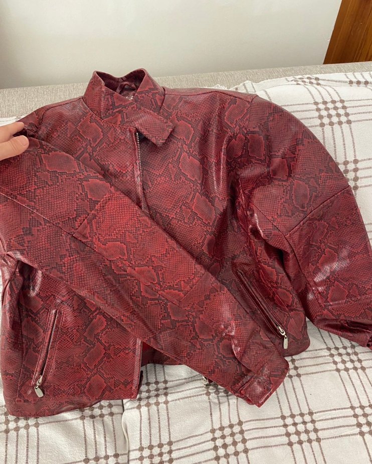 Yılan derisi kırmızı ceket - Görsel 2