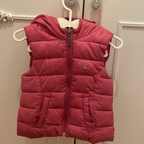 Benetton fuşya kapşonlu yelek