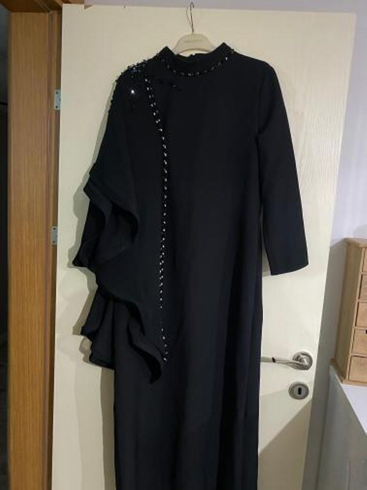 Uzun Kollu Siyah Nakışlı Uzun Elbise - Görsel 2