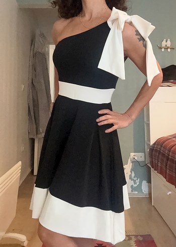 Beyaz Siyah Tek Omuz Midi Elbise - Görsel 3